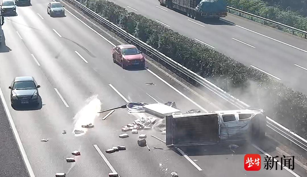 10 月 24 日，G15 沈海高速如皋段货车爆胎侧翻，车上几人竟安然无恙，原因是……  第2张