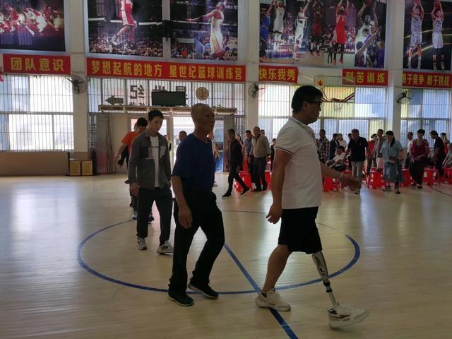 33 位肢体残疾人穿上爱心假肢，重获自信行走  第4张