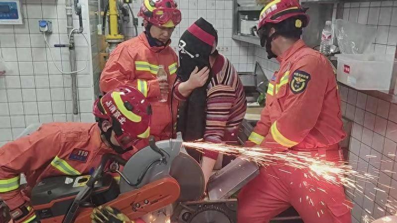女子手指被压面机咬住，丰台区消防救援支队迅速展开营救  第1张