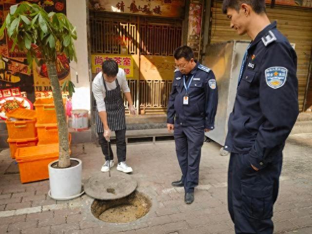 滇池流域 10 家餐饮单位排水不规范，油污堆积触目惊心  第1张