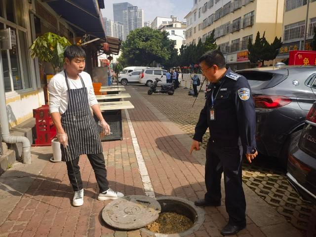 滇池流域 10 家餐饮单位排水不规范，油污堆积触目惊心  第3张