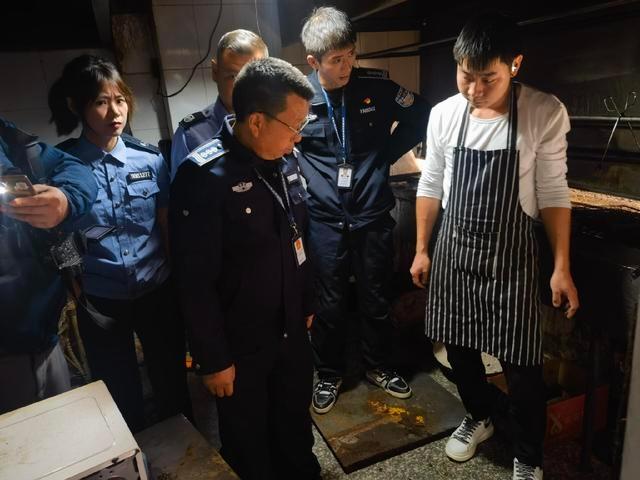 滇池流域 10 家餐饮单位排水不规范，油污堆积触目惊心  第4张