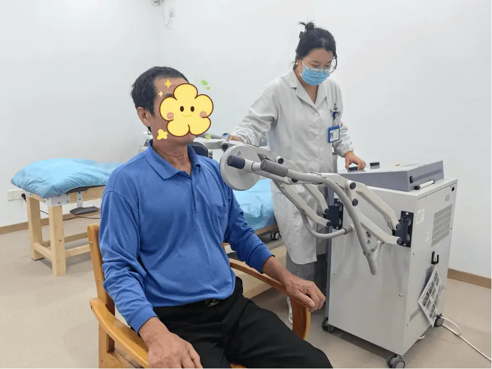 脑梗老人经康复训练后走路又快又稳，你还在等什么？