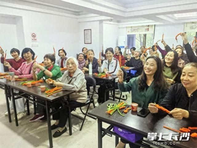 一扭一捏一转一折，漂亮柿子在老人手中瞬间显现  第1张
