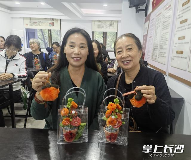 一扭一捏一转一折，漂亮柿子在老人手中瞬间显现  第2张
