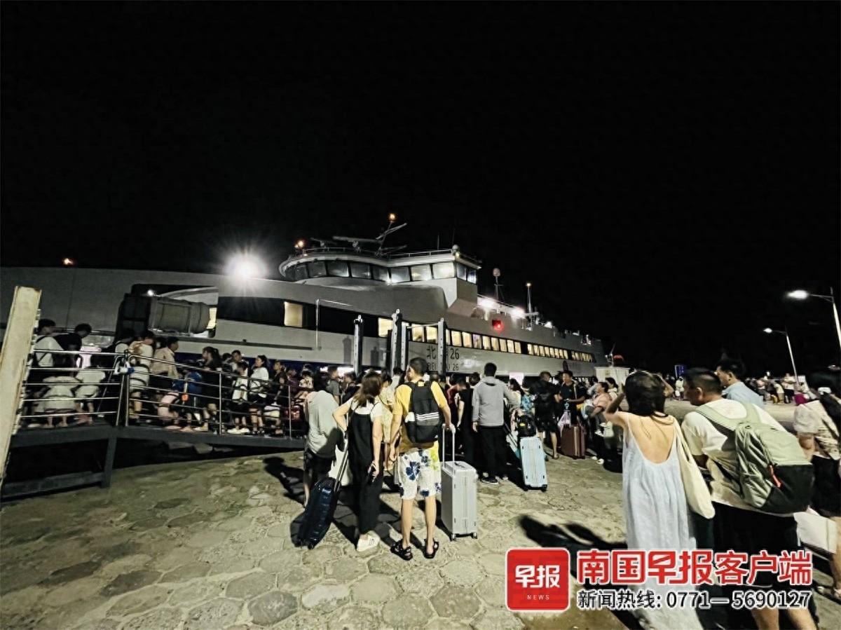 台风潭美来袭！北海至涠洲岛航线全线停航，游客紧急撤离  第1张