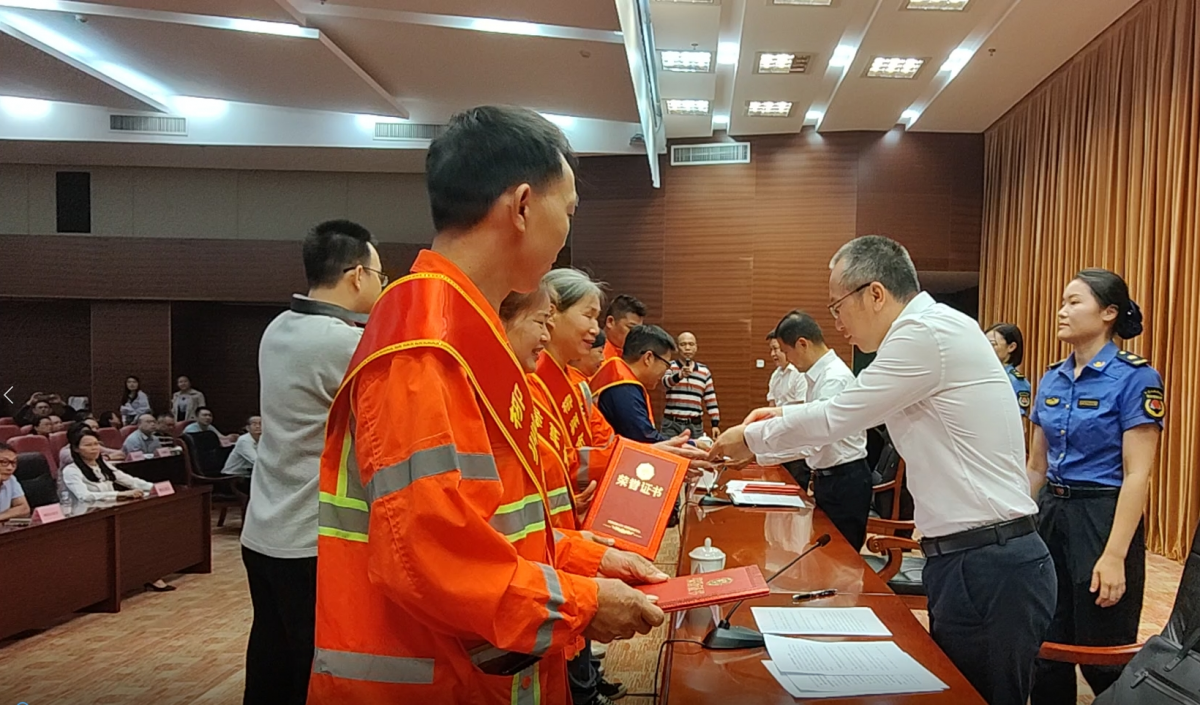 柳州表彰 20 名最美环卫工人，他们的故事你知道吗？  第3张