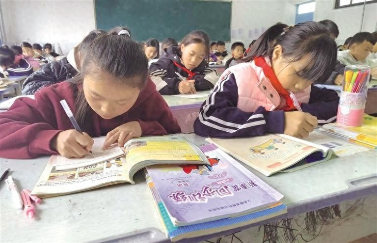 1700.4 米高寒点位的盐井小学，寒冬时节竟暖意融融