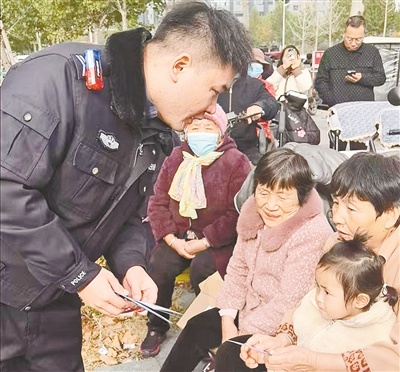 郑州交警十一支队送戏下乡，交通安全知识随乡音乡韵深入人心