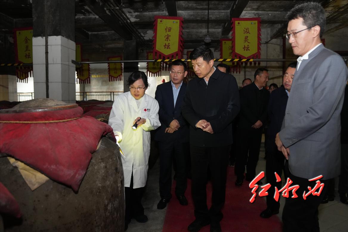 湘西州委书记刘涛深入酒鬼酒公司车间，揭秘湘酒振兴背后的秘密  第1张