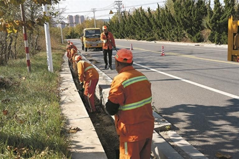 入秋公路养护进行时：大连市公路系统如何提升整体水平？  第1张