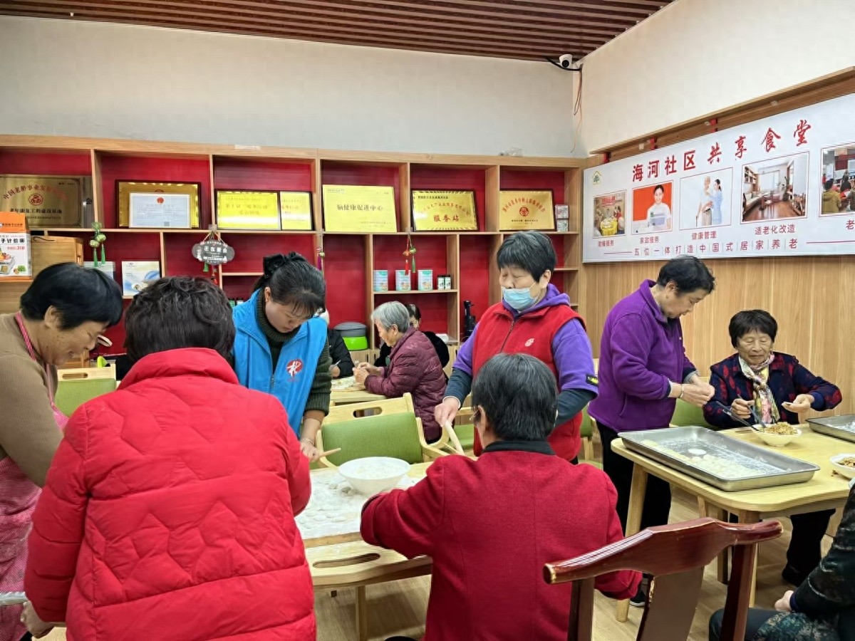 小雪节气里的温暖盛宴：社区老人齐聚共享食堂，包饺子欢度时光