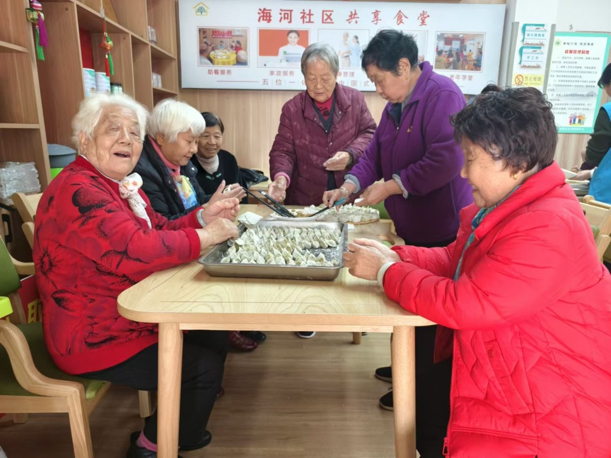 小雪节气里的温暖盛宴：社区老人齐聚共享食堂，包饺子欢度时光  第2张