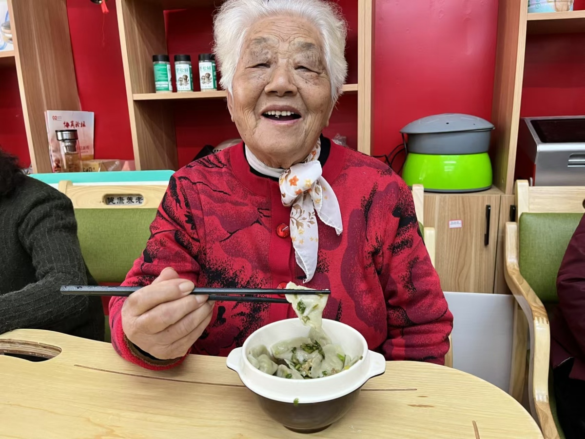 小雪节气里的温暖盛宴：社区老人齐聚共享食堂，包饺子欢度时光  第5张