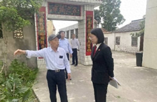 邻里纠纷现场：一块菜地引发的激烈争执，法官如何巧妙化解？  第1张