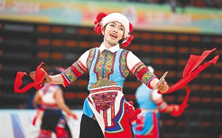 11月23日，全国各队选手惊艳表演，舞者头顶水罐舞姿引爆全场