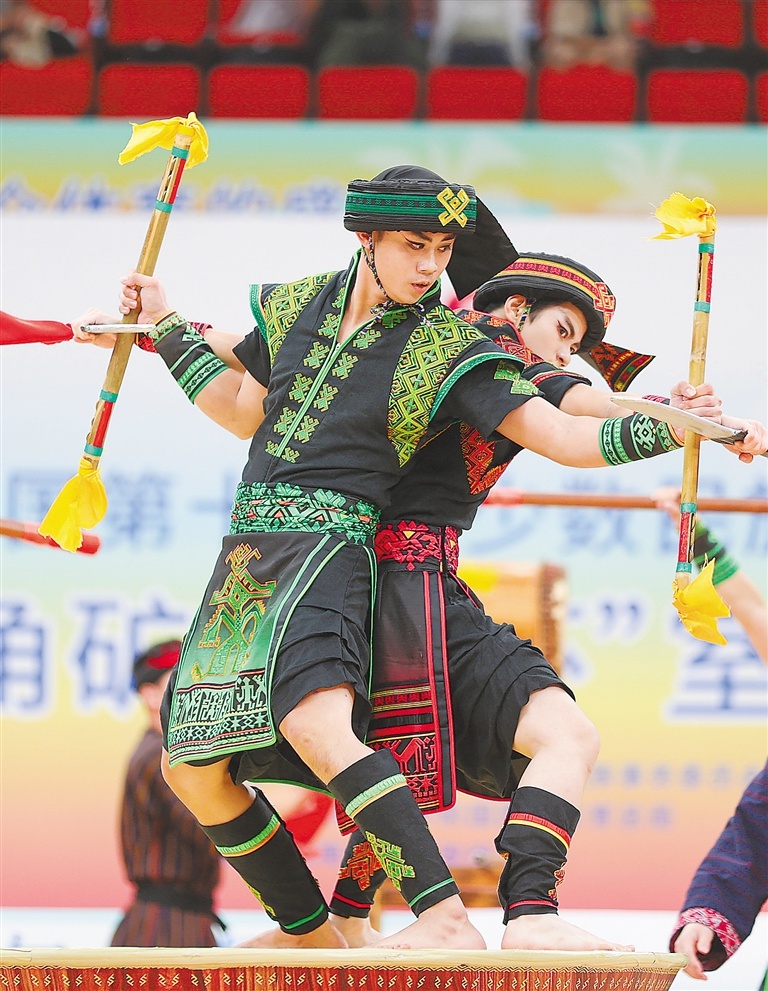 11月23日，全国各队选手惊艳表演，舞者头顶水罐舞姿引爆全场  第2张