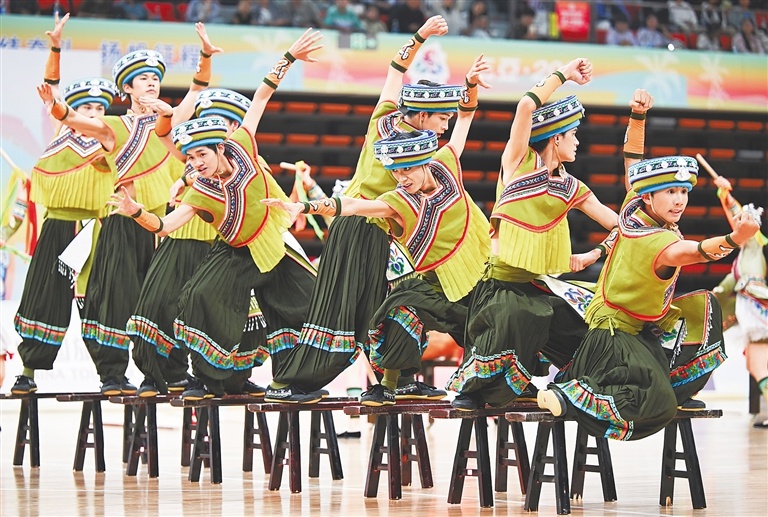 11月23日，全国各队选手惊艳表演，舞者头顶水罐舞姿引爆全场  第3张