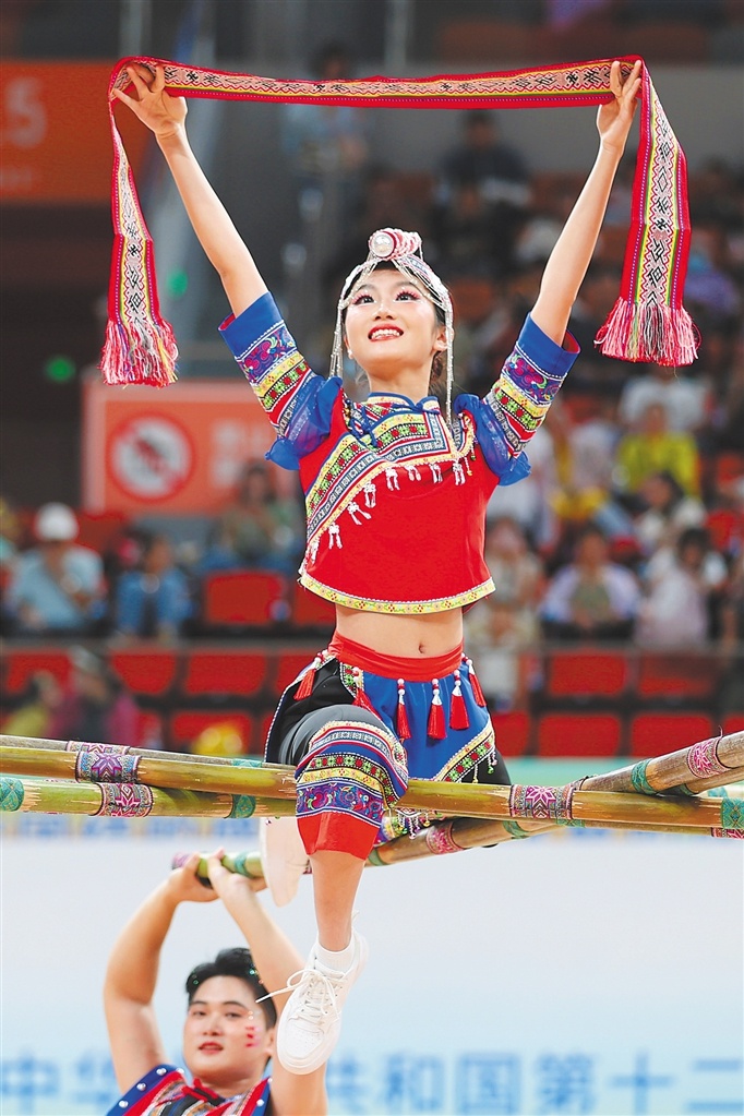 11月23日，全国各队选手惊艳表演，舞者头顶水罐舞姿引爆全场  第4张