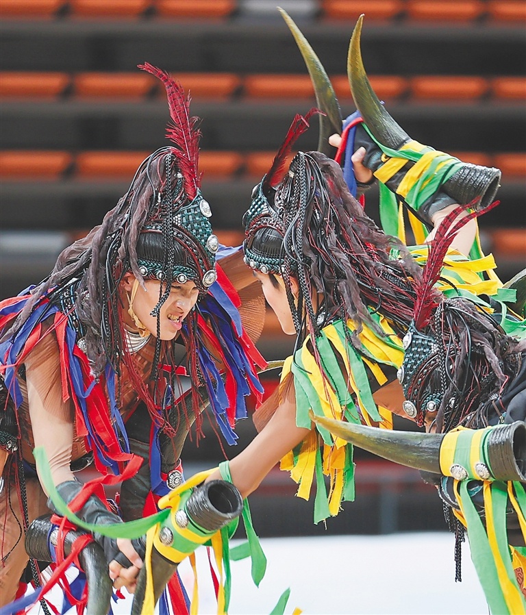 11月23日，全国各队选手惊艳表演，舞者头顶水罐舞姿引爆全场  第5张