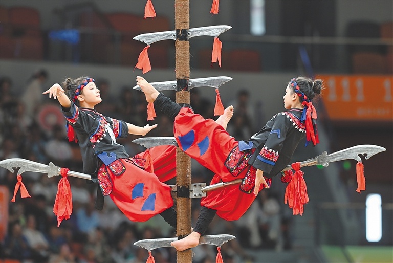 11月23日，全国各队选手惊艳表演，舞者头顶水罐舞姿引爆全场  第7张