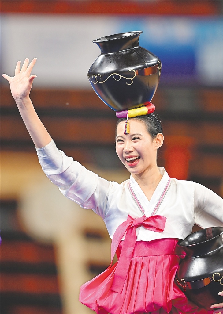 11月23日，全国各队选手惊艳表演，舞者头顶水罐舞姿引爆全场  第8张