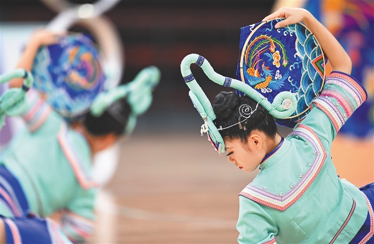 11月23日，全国各队选手惊艳表演，舞者头顶水罐舞姿引爆全场  第9张