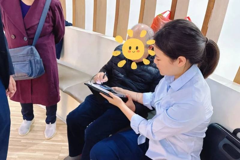 暖心之举！衡南农商银行上门为老人办理社保卡，温情服务暖人心  第3张