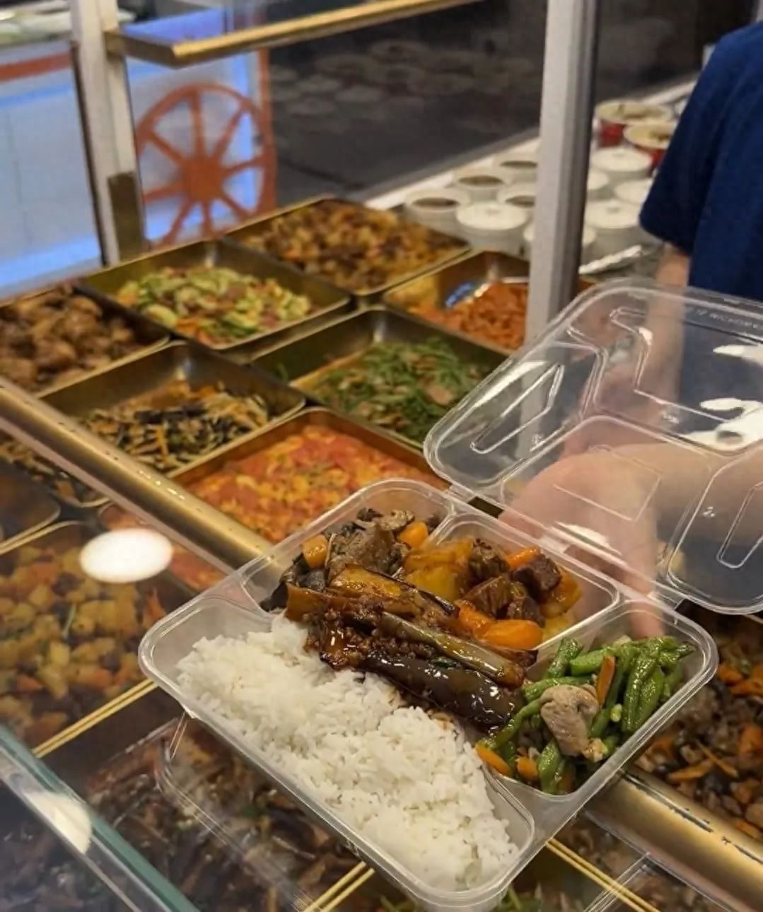 商超变食堂，十几块钱吃出健康美味，年轻人新宠