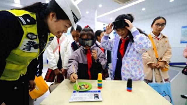 红领巾讲解团带你零距离体验交通安全，鸡蛋头盔实验震撼揭秘