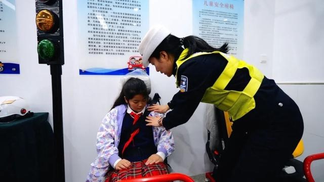 红领巾讲解团带你零距离体验交通安全，鸡蛋头盔实验震撼揭秘  第2张