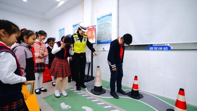 红领巾讲解团带你零距离体验交通安全，鸡蛋头盔实验震撼揭秘  第3张