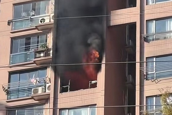 高层住宅突发大火，惊险逃生瞬间曝光！你家的消防措施够安全吗？  第2张