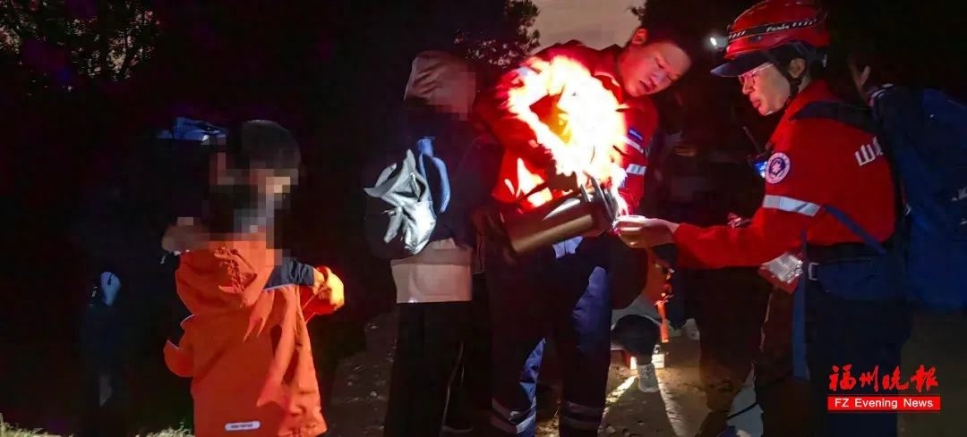 福州网红打卡地惊现迷路危机，8名游客被困山中，救援队紧急出动