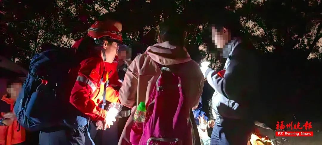 福州网红打卡地惊现迷路危机，8名游客被困山中，救援队紧急出动  第2张