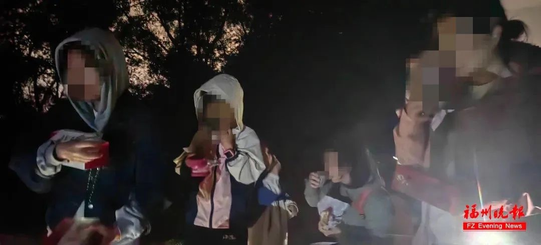 福州网红打卡地惊现迷路危机，8名游客被困山中，救援队紧急出动  第3张