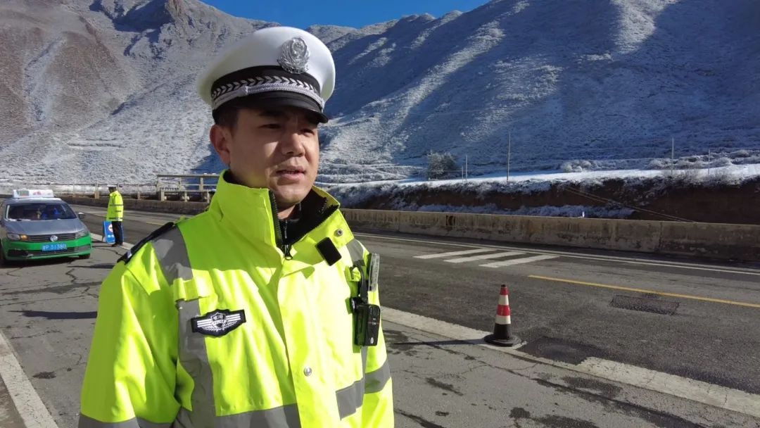 卓尼县大雪封路，交警全警出动，铁锹铲冰保安全，你还不减速慢行？  第3张