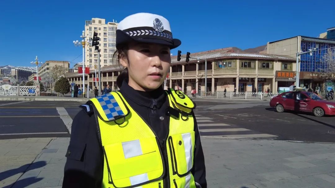 卓尼县大雪封路，交警全警出动，铁锹铲冰保安全，你还不减速慢行？  第6张