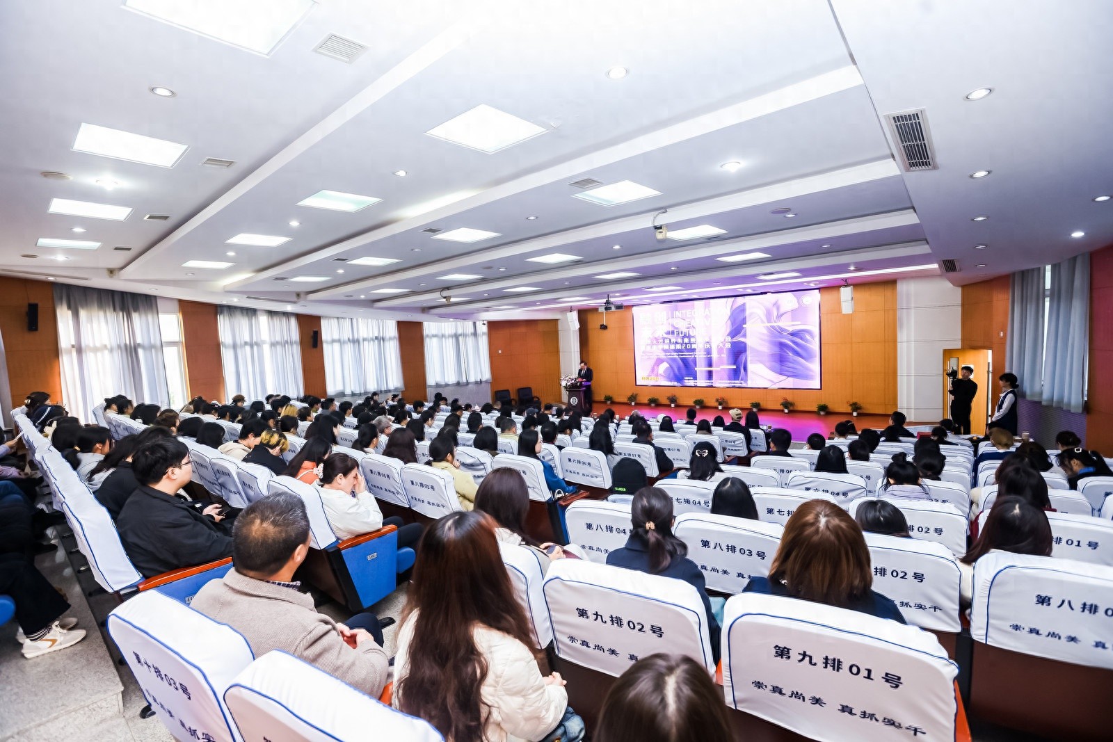 武汉纺织大学服装学院20周年庆典：揭秘连续18年领跑全国的秘密  第1张