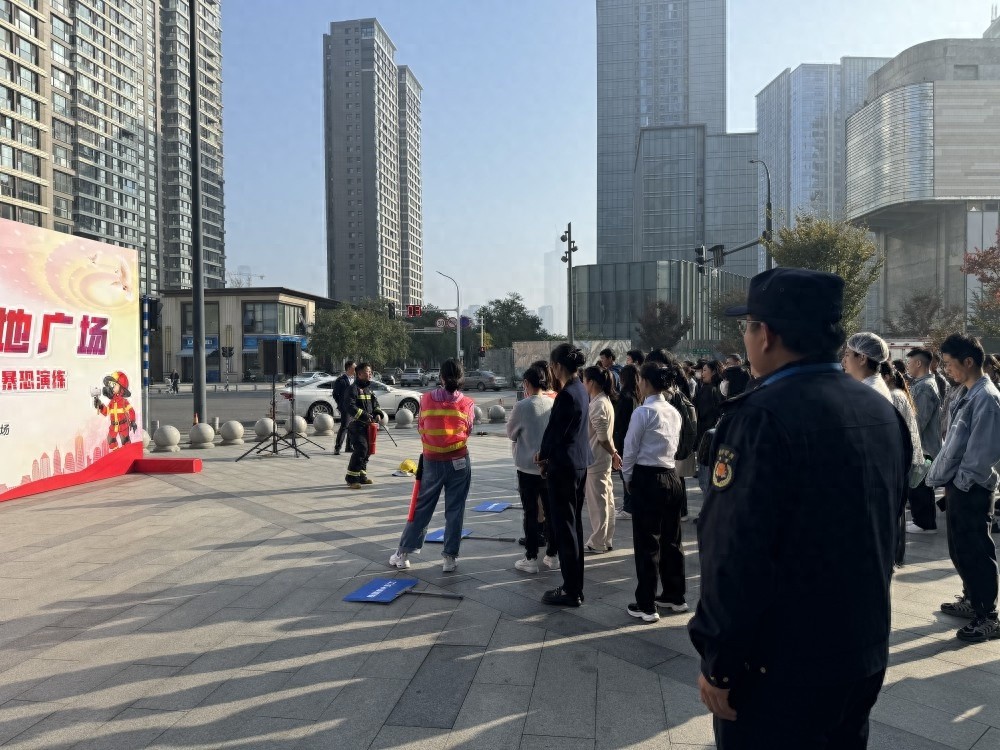 南京河西金地广场消防演练惊险上演，居民围观学习逃生技能，你还不来了解一下？  第1张
