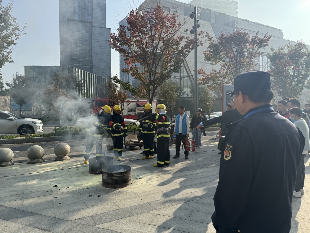 南京河西金地广场消防演练惊险上演，居民围观学习逃生技能，你还不来了解一下？  第2张