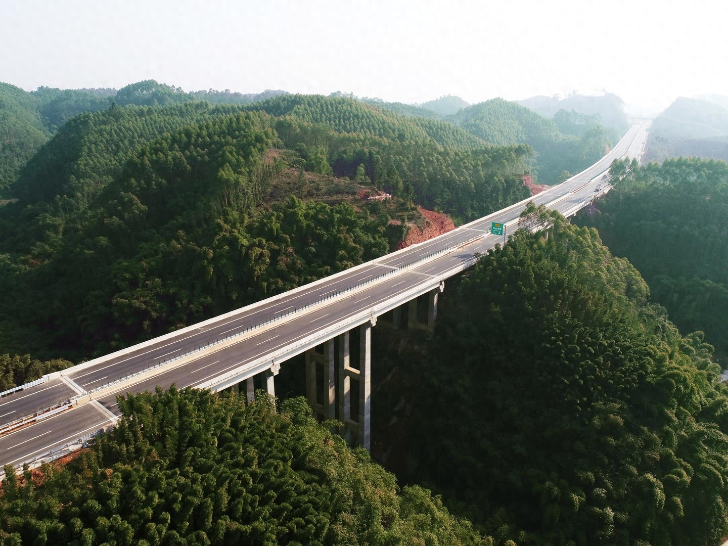 乐山绕城高速12月1日起本地车高峰时段免费通行，11个收费站全免费