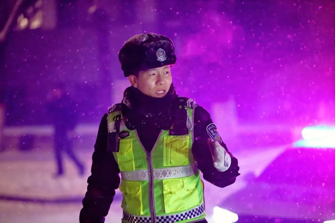 七台河大雪中的守护者：交警24小时坚守，风雪中的温暖灯塔  第2张