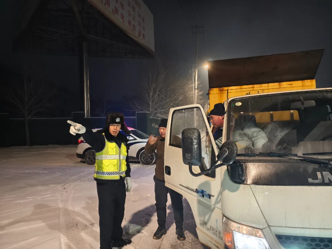 七台河大雪中的守护者：交警24小时坚守，风雪中的温暖灯塔  第3张