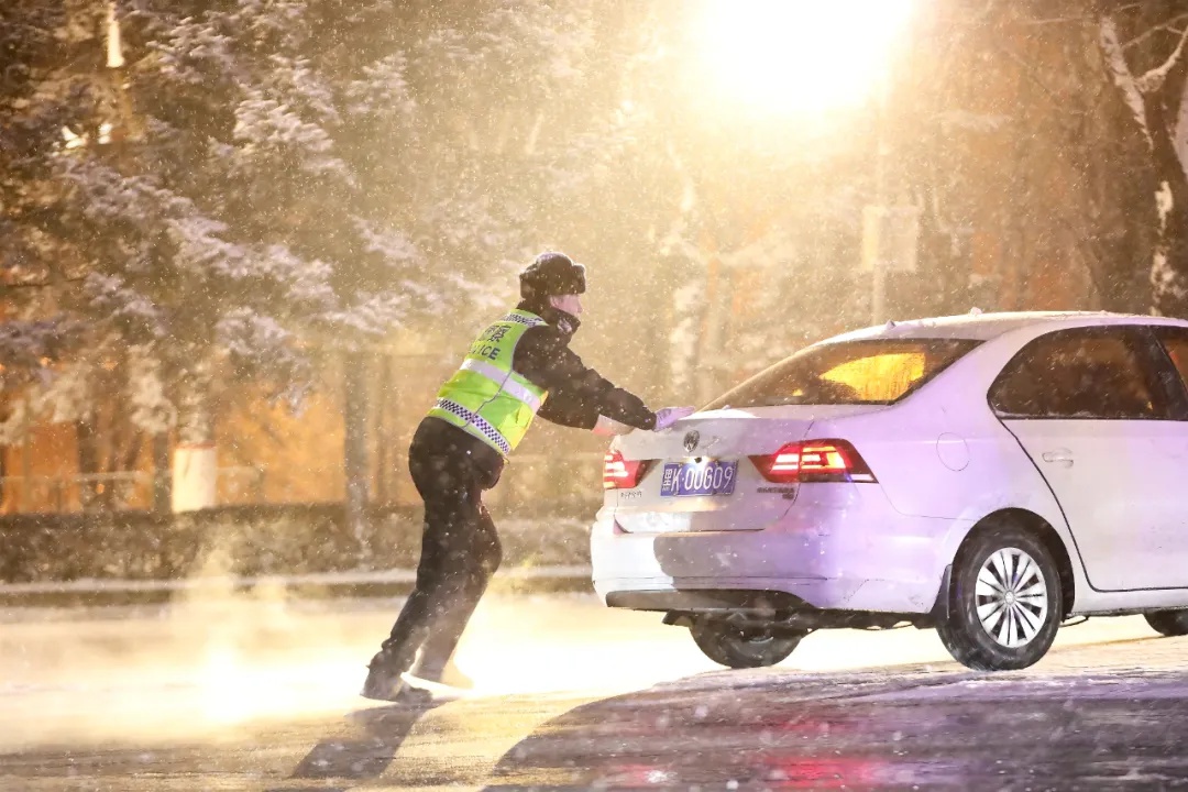 七台河大雪中的守护者：交警24小时坚守，风雪中的温暖灯塔  第5张