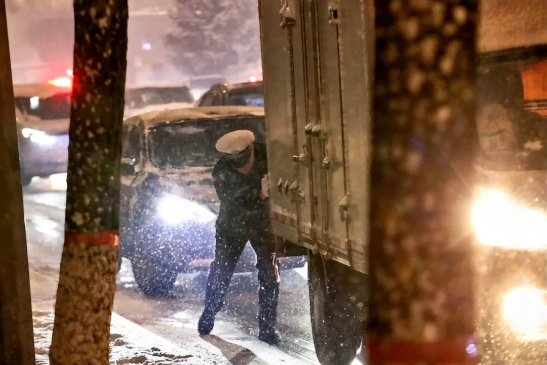 七台河大雪中的守护者：交警24小时坚守，风雪中的温暖灯塔  第6张