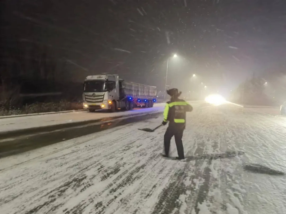 七台河大雪中的守护者：交警24小时坚守，风雪中的温暖灯塔  第7张