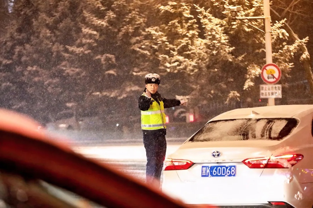 七台河大雪中的守护者：交警24小时坚守，风雪中的温暖灯塔  第8张