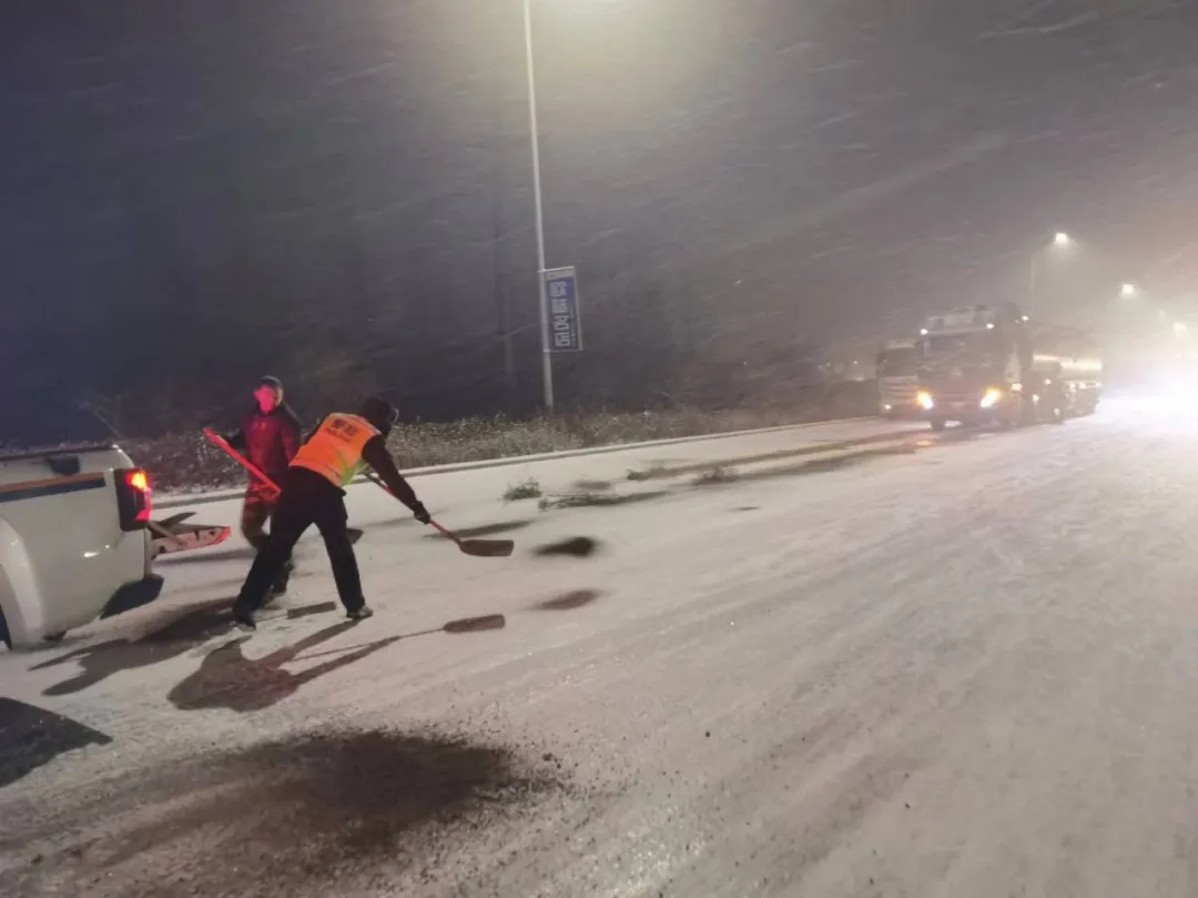 七台河大雪中的守护者：交警24小时坚守，风雪中的温暖灯塔  第9张