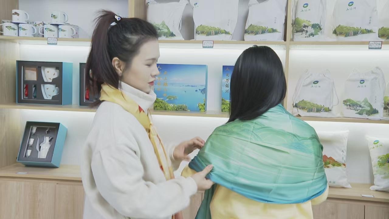 惊！2024万绿湖畔音乐季，万绿湖文创重磅上新，游客挤爆文创小店  第2张
